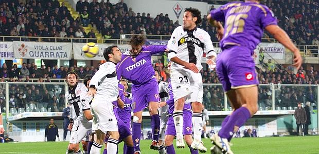 FiorentinaforwardAlbertoGilardinoscoringthefirstgoalintheItalianSerieAWeek13matchFiorentina2_3ParmaSaturdayNovember212009.jpg