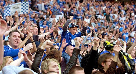 everton_fans_celebrate_after_beating_man_utd__460_17610025.jpg