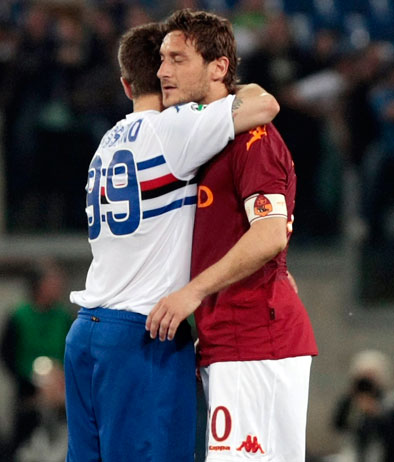 roma_samp_abbraccio_cassano_totti_ap.jpg