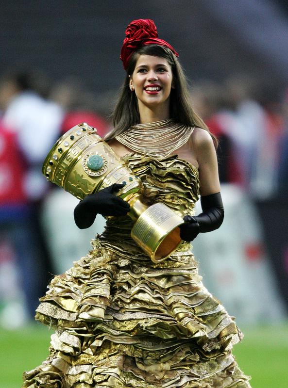 a703e627997025aaad879cc4226afd7d_getty_fbl_ger_cup_final_dortmund_bayern_trophy.jpg