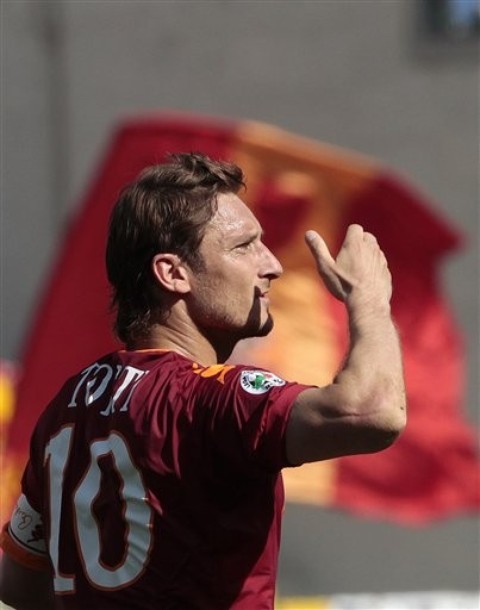 AS_Roma_forward_Francesco_Totti_celebrates_after_scoring_from_a_penalty_during_the_Serie_A_soccer_match_between_AS_Roma_and_Cagliari_at_Rome__s_Olympic_stadium__Sunday_May_9__2010._AS_Roma_won_2_.jpg
