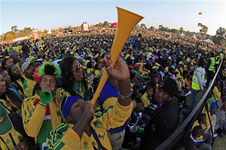 2010_06_11T195937Z_01_BTRE65A1JJF00_RTROPTP_2_OUKSP_UK_SOCCER_WORLD_VUVUZELA.JPG
