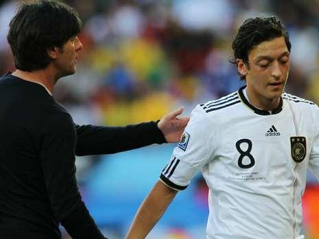 loew_oezil_16611089_mfbq_templateId_renderScaled_property_Bild_height_349.jpg