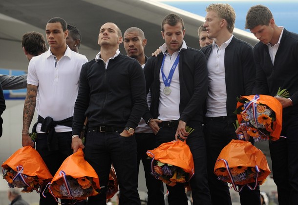 DutchfootballplayersGregoryvanderwielWesleySneijdersRafaelvanderVaartDirkKuytKlaasJanHuntelaarMaartenStekelenburgarriveattheSchipolairportonJuly122010.jpg