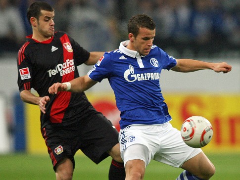 259494_fehlt_schalke_04_in_der_champions_league_gegen_tel_aviv_lukas_schmitz_r_485x364.jpg