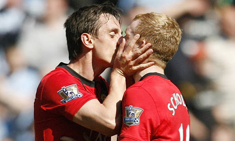 Gary_Neville_left_kisses__001.jpg