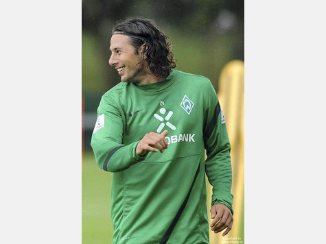 2070879953_werder_bremen_training_pizarro.9.jpg