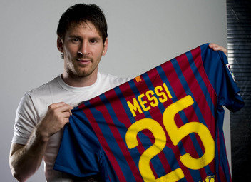 Messi_posa_con_la_camiseta_esp_54315269204_51356729138_352_256.jpg