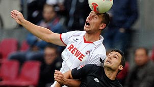 koelns_thomas_broeker_li_beim_kopfballduell_mit_dem_cottbuser_nicolas_farina_.jpg
