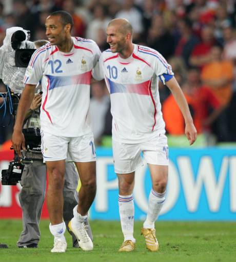 c_est_la_seule_et_unique_passe_decisive_de_zidane_pour_henry_en_equipe_de_france_9277_w460.jpg