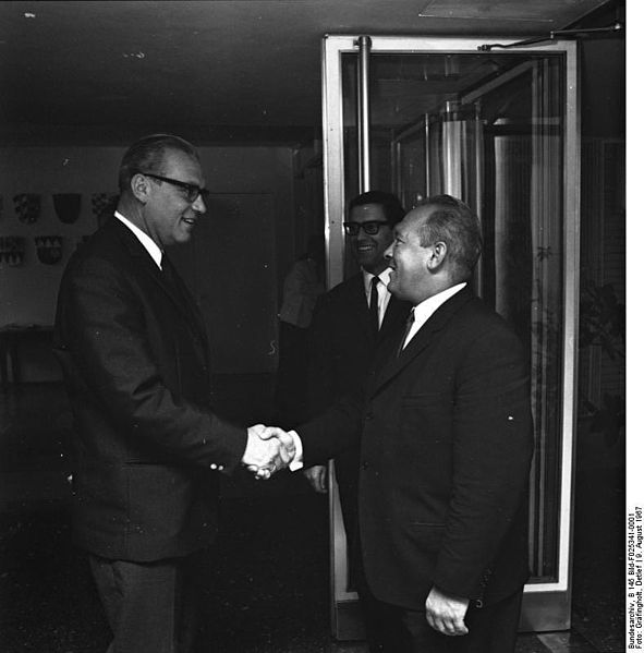 591px_Bundesarchiv_B_145_Bild_F025341_0001__Bonn__Landesvertretung_Bayern__Fu__ballmannschaft.jpg