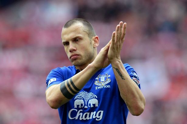 Everton_John_Heitinga_cropped_805182.jpg
