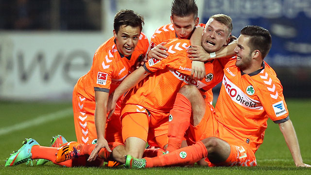 fuerths_torschuetze_daniel_brosinski_2_v_re_laesst_sich_von_den_teamkollegen_feiern_.jpg