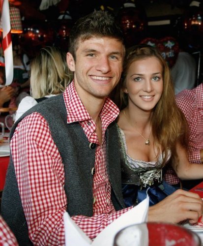 Thomas_and_his_wife_Lisa_thomas_muller_13811291_413_500.jpg