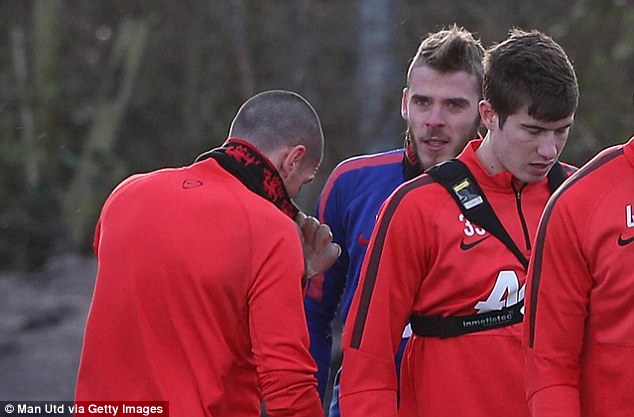 2401BC0000000578_2871769_Valdes_was_wearing_a_Red_Devils_snood_as_he_trained_at_United_s__a_2_1418405759340.jpg