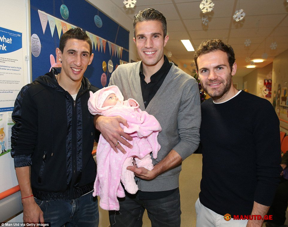 1418684076_2412ca9400000578_0_van_persie_is_left_holding_the_baby_while_team_mates_di_maria_an_a_34_1418675456665.jpg