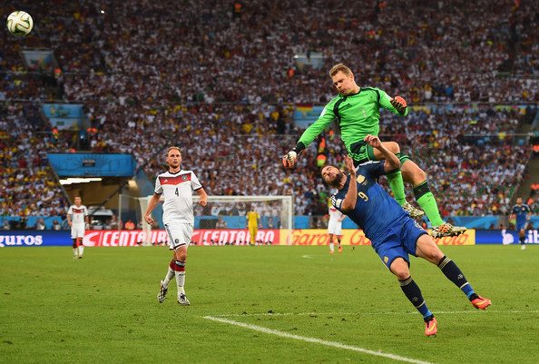 Gonzalo_Higuain_Manuel_Neuer_Germany_v_Argentina_lbCNEHhs1_Bl.jpg
