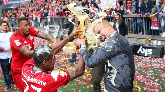 1415_fcb_meister_jubel_bierdusche_boateng_guardiola_628.jpg
