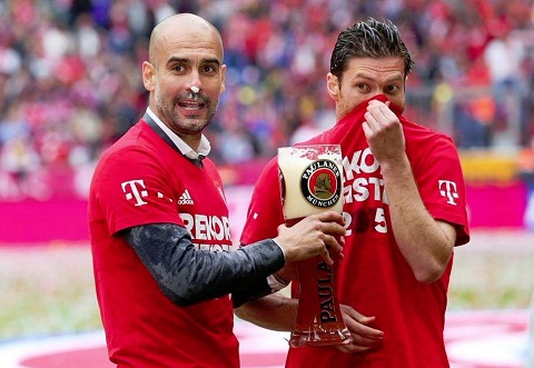 20150524_chum_anh_pep_guardiola_va_cac_hoc_tro_tam_bia_an_mung_chuc_vo_dich_bundesliga_8.jpg