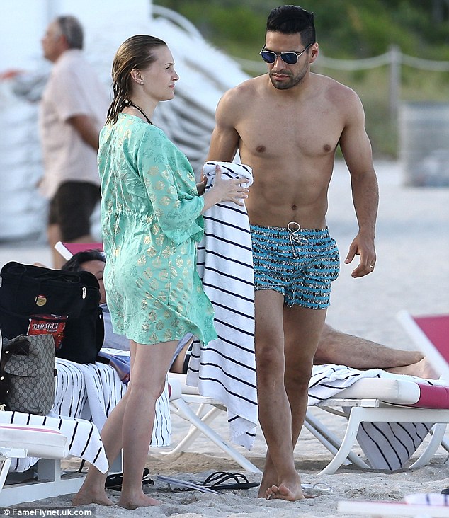 2AA41ECA00000578_0_Falcao_went_topless_as_he_enjoyed_a_day_on_the_beach_in_Florida_m_24_1437213507127.jpg