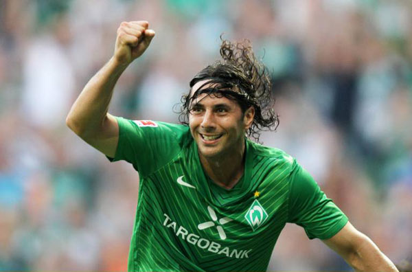 platz_12_claudio_pizarro_ist_der_erfolgreichste_der_noch_aktiven_bundesliga_torjaeger_fuer_bayern_muenchen_und_werder_bremen_gelangen_ihm_bislang_176_tore_in_378_spielen_.jpg