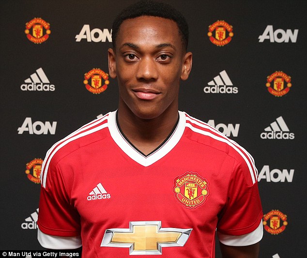 2BF01B0200000578_0_Martial_smiles_in_his_United_attire_after_being_confirmed_as_a_R_m_12_1441960079743.jpg