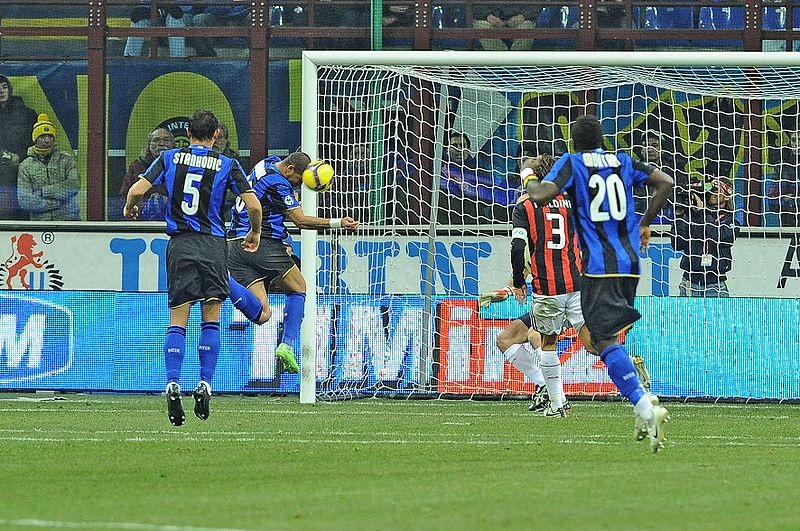 800px_Adriano_score_vs_Milan_February_2009.jpg