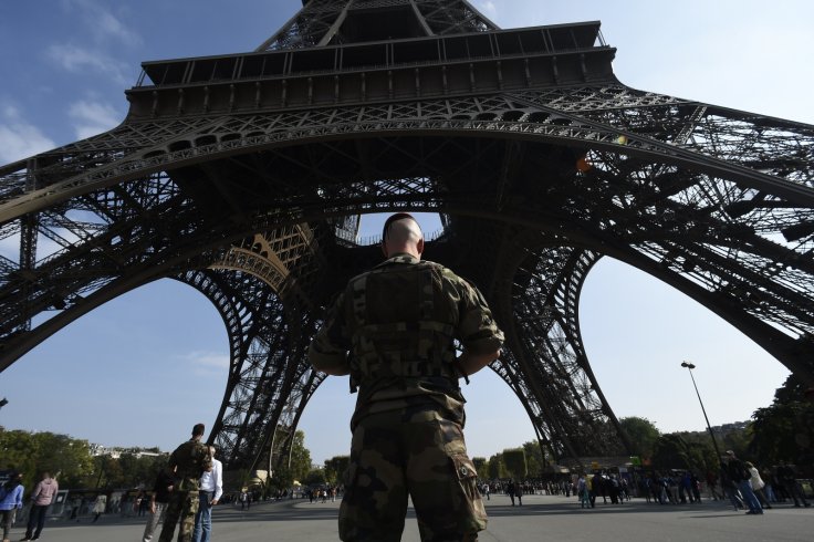 french_soldier_eiffel_tower_paris.jpg