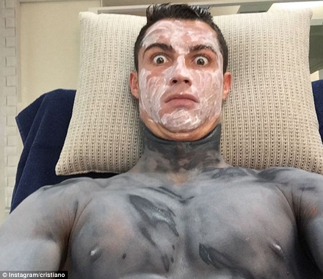 2E697EE600000578_0_Cristiano_Ronaldo_appeared_to_be_enjoying_a_spa_treatment_on_Fri_a_122_1447602361893.jpg