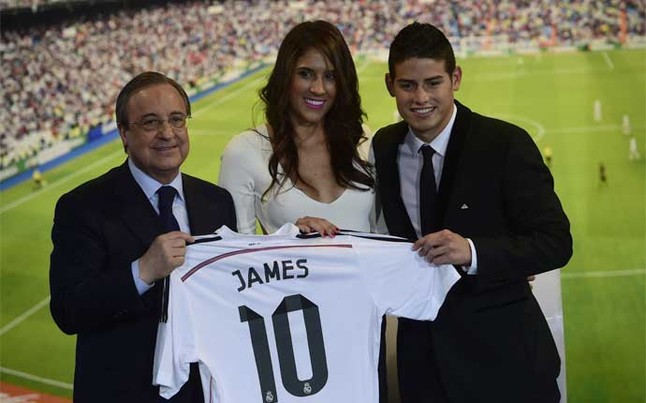 daniela_ospina_flanqueada_por_florentino_perez_james_rodriguez_presentacion_del_segundo_como_jugador_del_real_madrid_1449155272993.jpg
