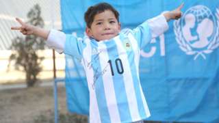 _88438940_messi_boy.jpg