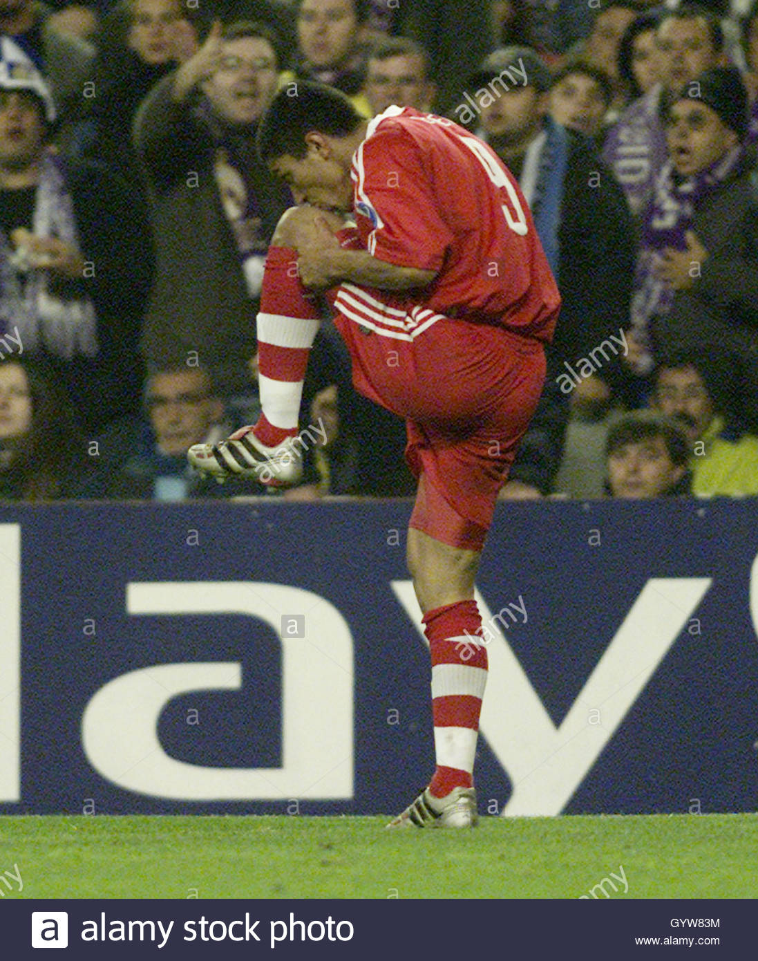 bayern_munichs_brazilian_giovane_elber_kisses_his_knee_as_he_celebrates_GYW83M.jpg