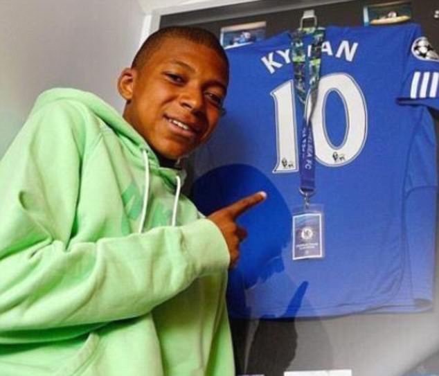 3FE357B500000578_4468988_This_is_the_shirt_Kylian_Mbappe_wore_during_a_youth_game_for_Che_m_45_1493803553424.jpg