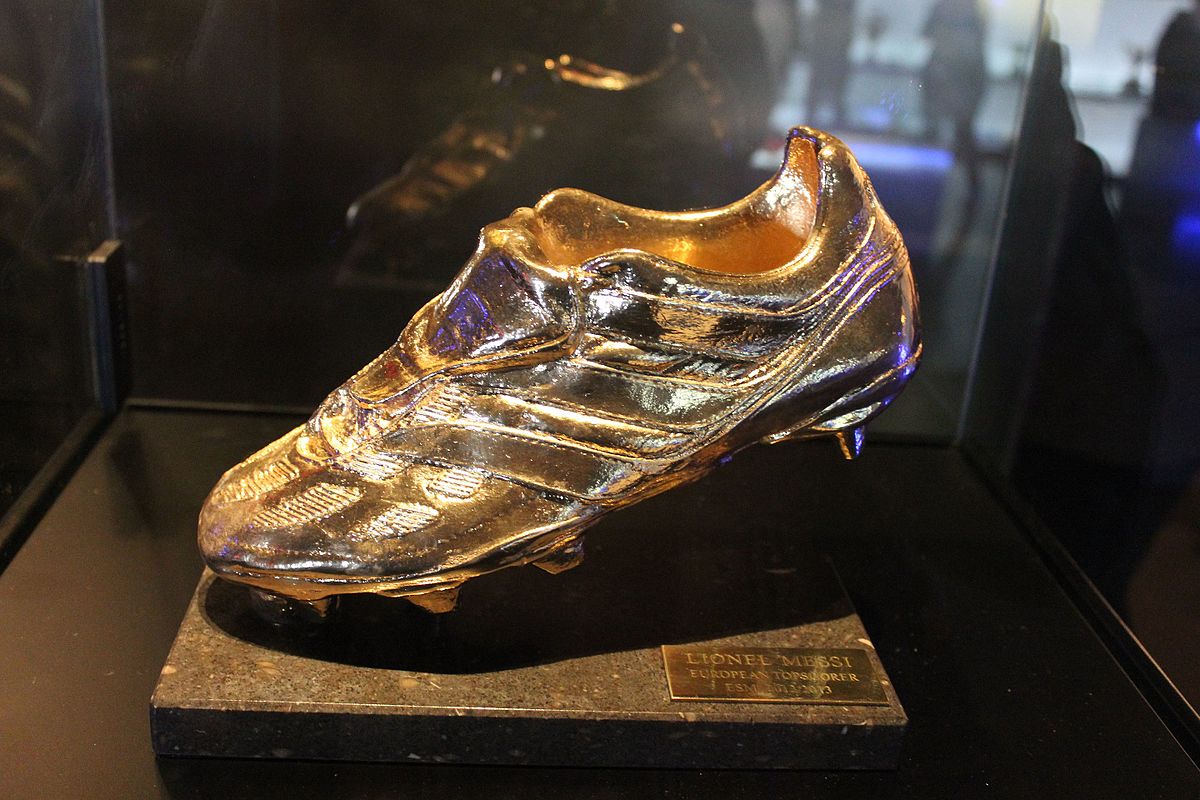 Golden_Shoe__Lionel_Messi_2012_2013_01.jpg