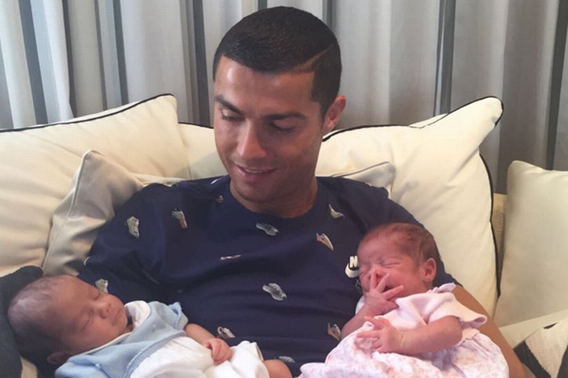 Cristiano_Ronaldo_with_his_newborn_baby_twins.jpg