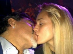 maradona.jpg_203309843713686293933_300x225.jpg