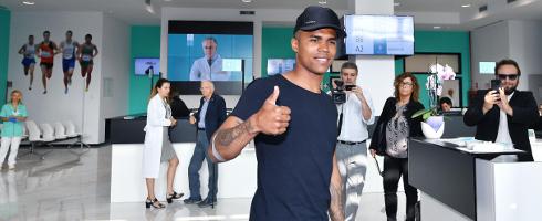 DouglasCosta_1707_thumbsup_epa.jpg