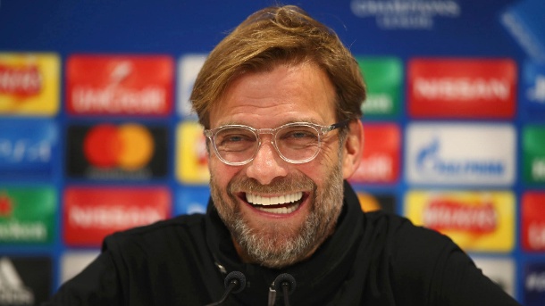 juergen_klopp_mit_strahlend_weissen_zaehnen_auf_der_pressekonferenz_in_liverpool_.jpg