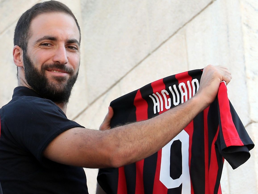 Gonzalo_Higuain_of_AC_Milan_Serie_A.jpg
