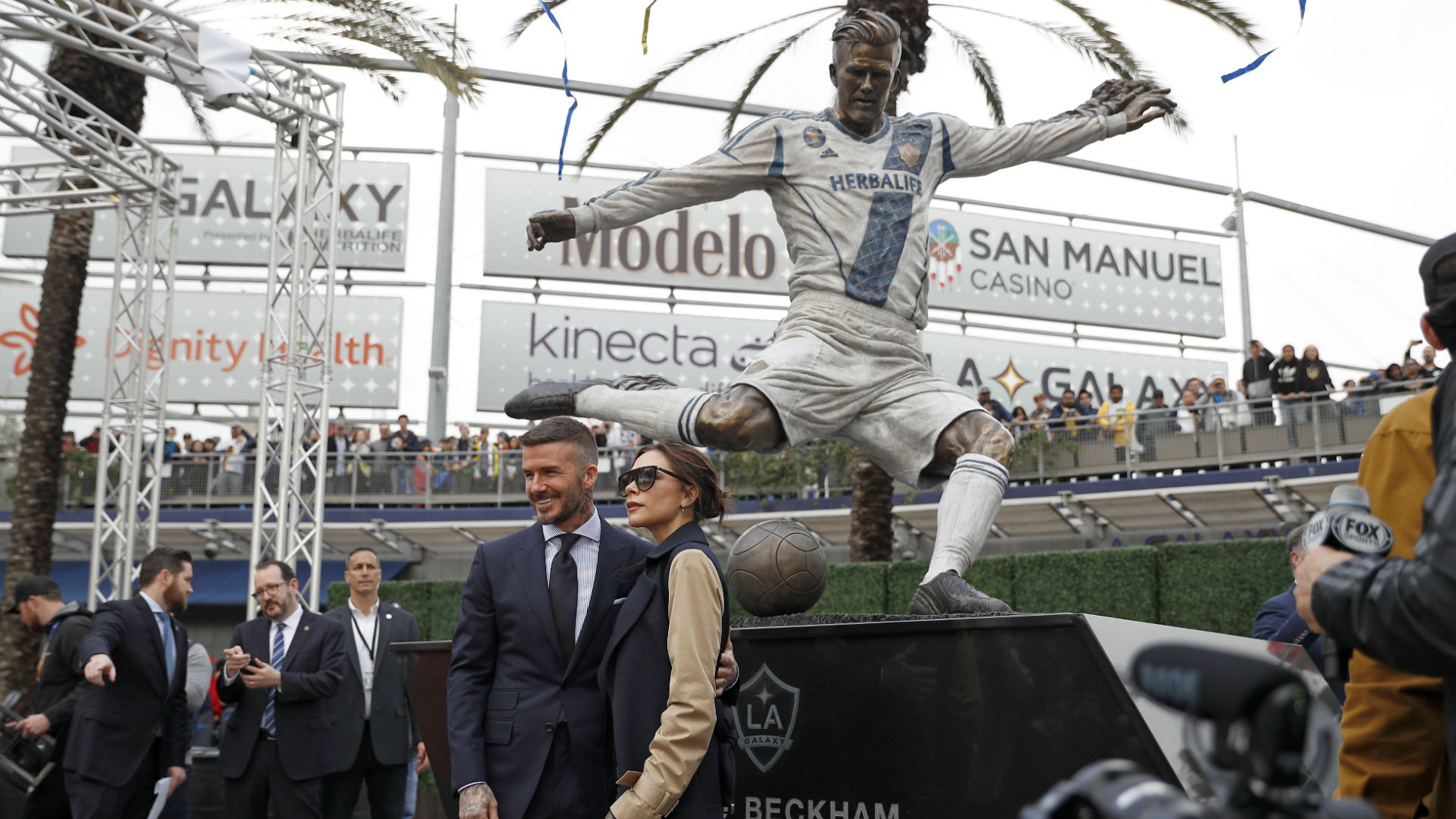 david_beckham_la_galaxy_statue_2019_rk7evp3mzg8u1guhzcfxpmvz0.jpg