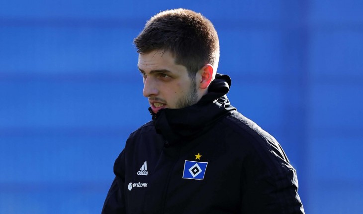 27996953_einzige_neuverpflichtung_des_hsv_in_der_transferperiode_giorgi_chakvetadze_guckt_nachdenklich_in_einer_hsv_trainingsjacke_29MFjPsPo7ea_Cropped.jpg