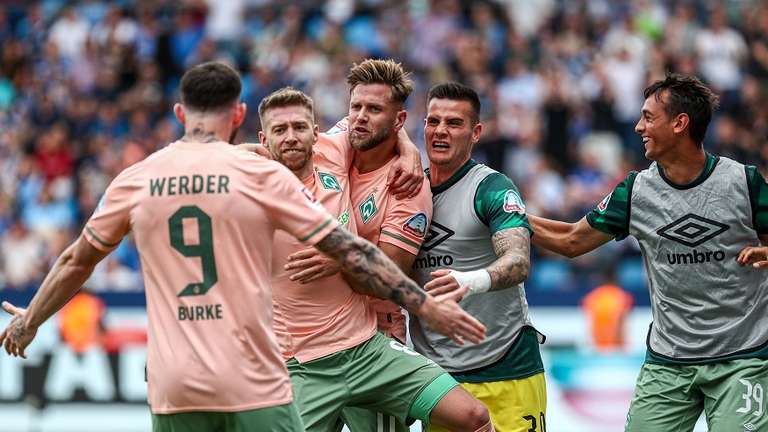 29755633_komm_in_meine_arme_oliver_burke_mitchell_weiser_niclas_fuellkrug_und_co_bejubeln_den_treffer_des_sv_werder_bremen_zum_endstand_2lOzGxHis270.jpg