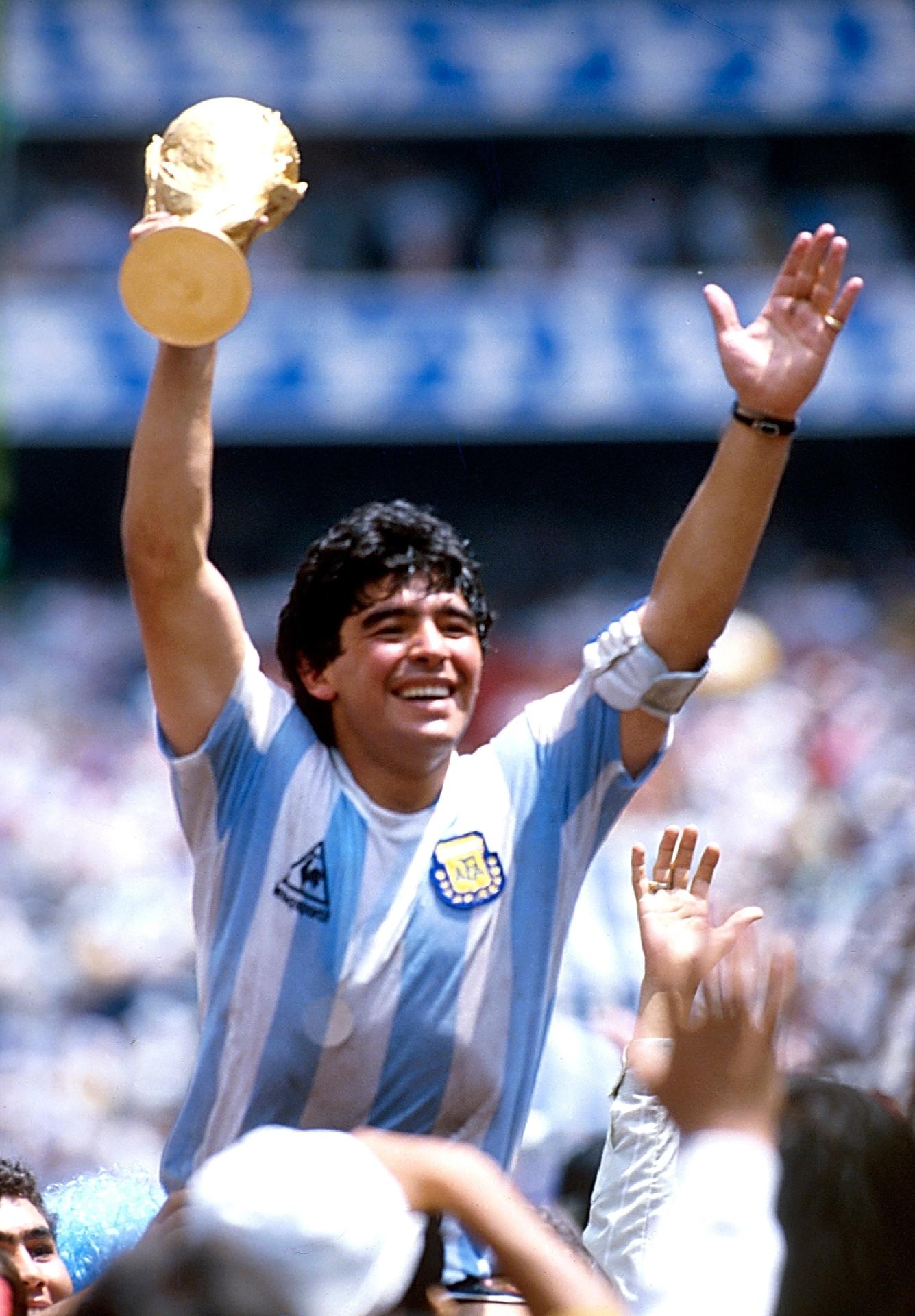 maradona_na_conquista_da_copa_do_mundo_fifa_de_1986_apos_o_episodio_da_la_mano_de_dios_1588180936935_v2_1335x1920.jpg