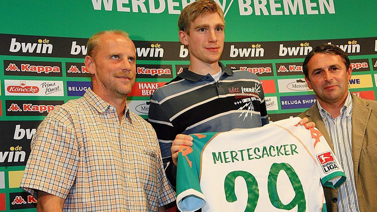 per_mertesacker_wird_am_8._august_2006_offiziell_in_bremen_vorgestellt..jpeg