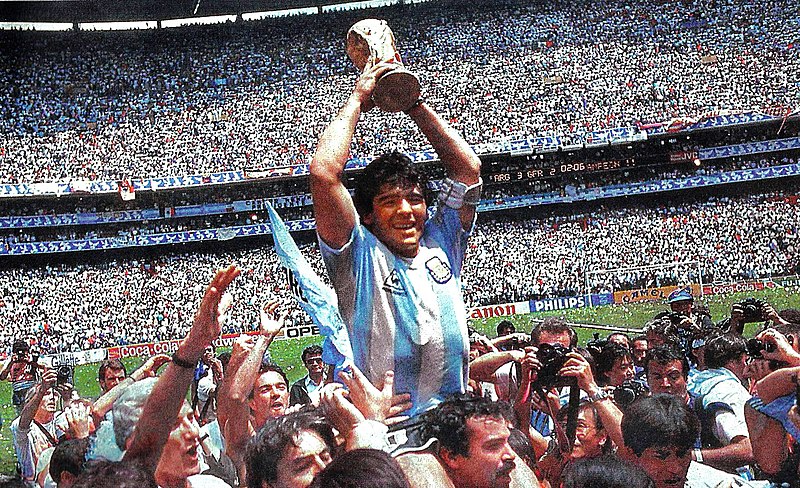 800px_Maradona_cup_azteca.jpg