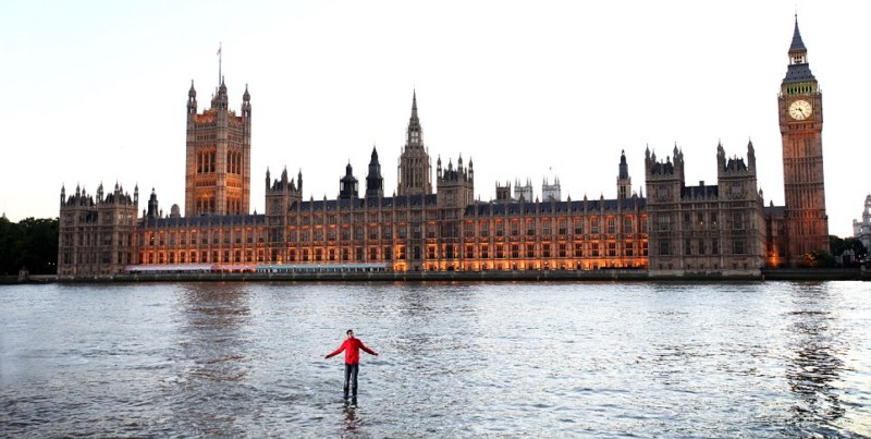 magician_steve_frayne_aka_dynamo_walks_on_thames.jpg