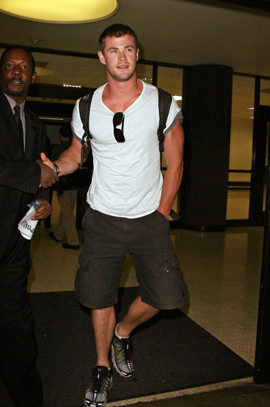 Chris_Hemsworth_Chris_Hemsworth_LAX_gfoeJixKooRl.jpg