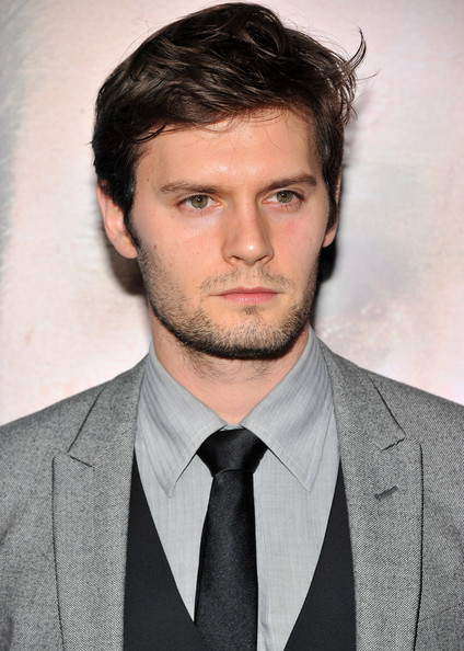 Hugo_Becker_Ides_March_New_York_Premiere_Outside_DWV3NYZI8INl.jpg