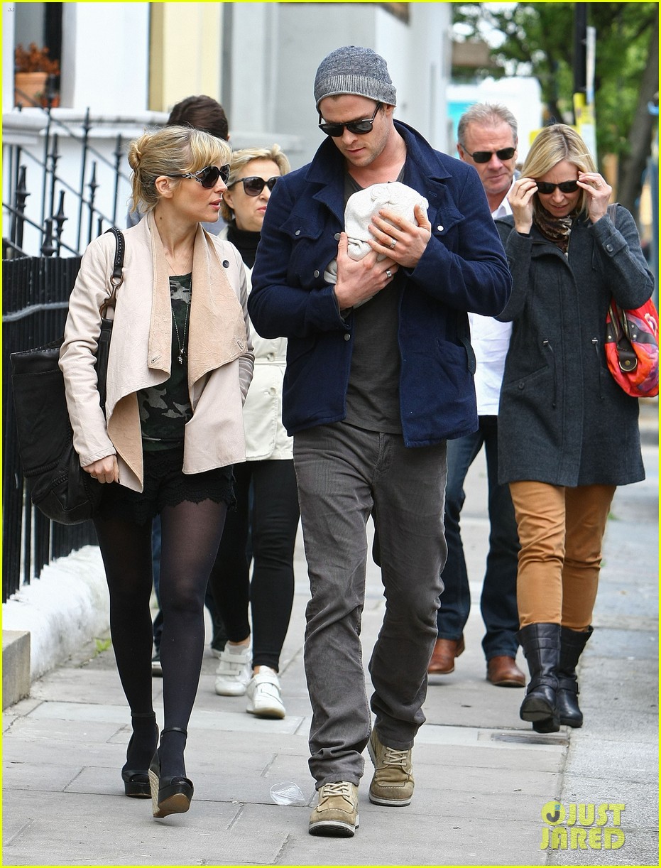 chris_hemsworth_elsa_pataky_baby_india_london_09.jpg