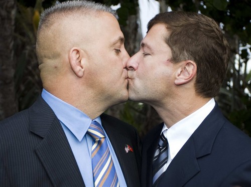 homosexual_men_kissing_obama_anti_doma.jpg